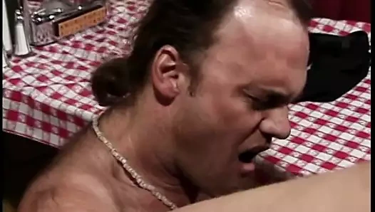 Dik adam gets onun horoz emdi tarafından milf içinde restaurant kabin