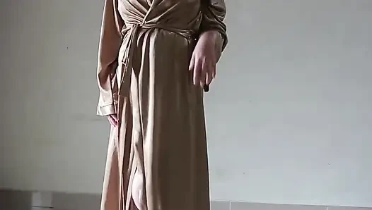 Endonezyalı tobrut kız seks yaparken seksi saten bornoz giyiyor