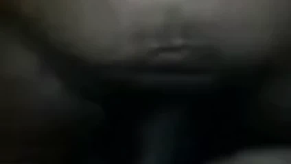 Milf sürtük gevşek kedi yumruklu ve siyah bir adam tarafından becerdin alır.