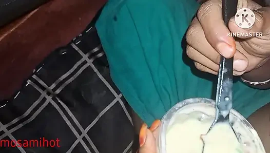 Köyün baldızı süte krem koyuyor ve arazinin ağzına koyuyor.