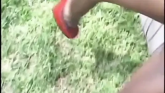 Kıvırcık saçlı çikolata bebek açık havada kanepede almak için eğiliyor