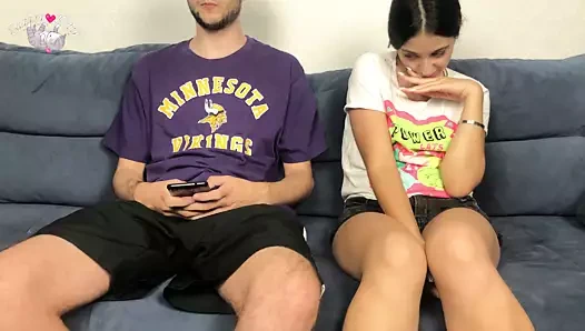 Üvey kızkardeş, üvey kardeşinin büyük penisini şortun içinden gördü ve dayanamadı! karşılıklı handjob orgazm