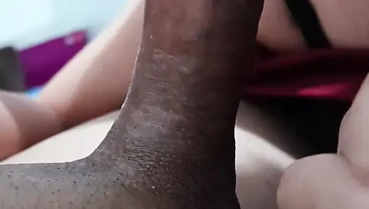 Büyük doğal memeli evli kadın yakın çekim sakso çekiyor ve yüzüne boşalıyor
