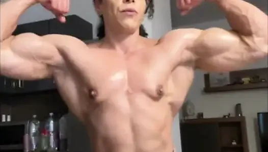 Çıplak kaslı anne esnek kaslarını gösteriyor