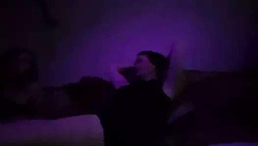 Adam sevgilisinin önünde kızın tabanlarını yalıyor