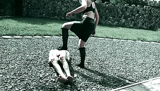 Ben yarağına işerken mastürbasyon yapmasına izin veriyorum - tuvalet köleliği kalesi açık havada