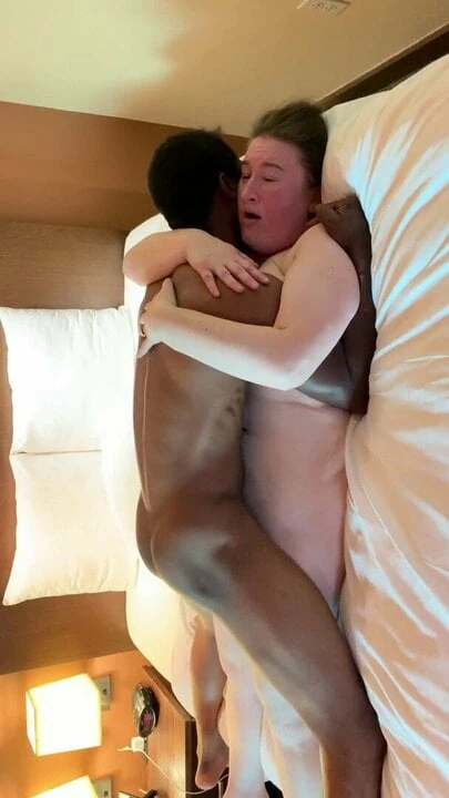 Огромный большой черный член жестко трахает милфу-хотвайф перед мужем-куколдом