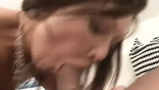 Yaşlı adam ve bir busty hizmetçi