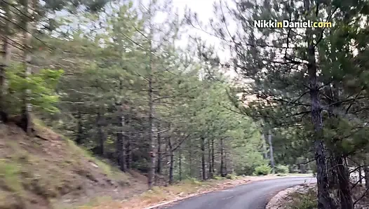 Seksi bir kızla ateşli randevu vahşi araba kaputunda seksle sona erdi