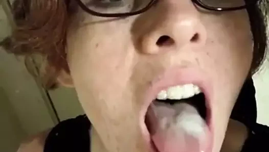 FREE - Mathilde avale du sperme et montre ses boobs