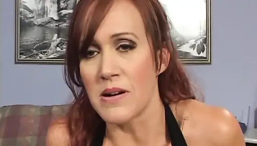 Seksi kızıl saçlı büyük memeli orta yaşlı seksi kadın domalma pozisyonunda sikişiyor