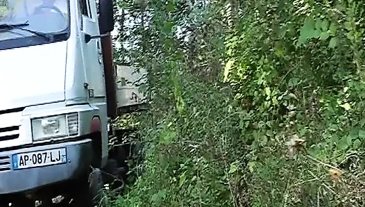 Sevimli Fransız bebek ormanda sert anal sikişten sonra döl yiyor