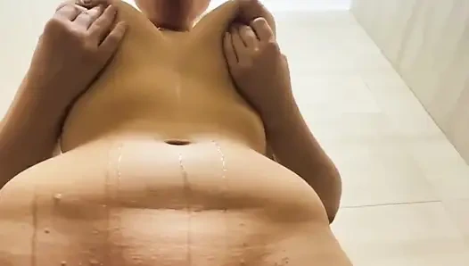 Umumi banyoda fışkırtıyor ve yarağa biniyor