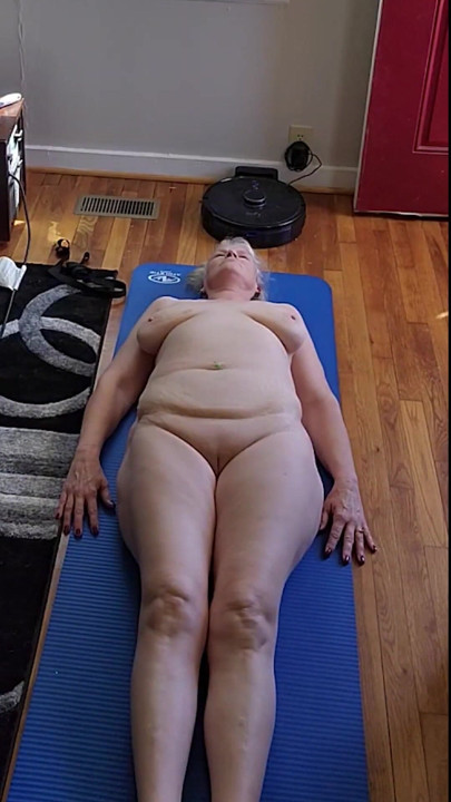 Ateşli iri güzel kadına çıplak yoga yapıyor! | Klip 1