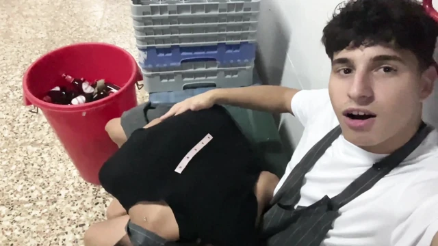BDSM'de itaatkar latin kadın çapraz esaret, göt yeme ve halka açık otel mutfağında seks