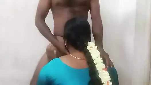 Tamil saree ateşli büyük memeli teyze evde sikişiyor