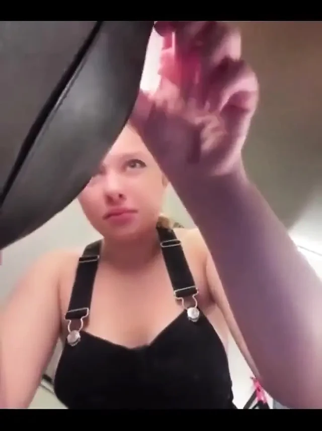 Soyunma odasında mastürbasyon