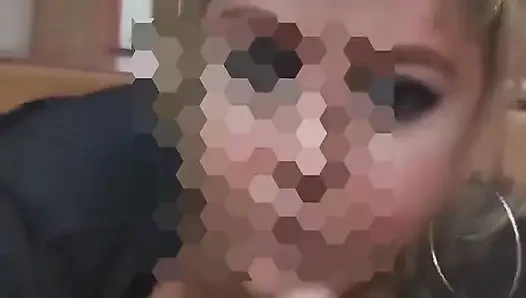 Penisinin üzerinde öğürmeyi seviyorum