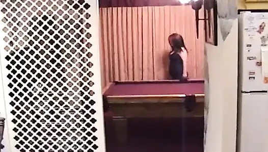 Tombul orta yaşlı seksi kadının büyük bir dildoyla kendini siktiği klasik bir bölüm