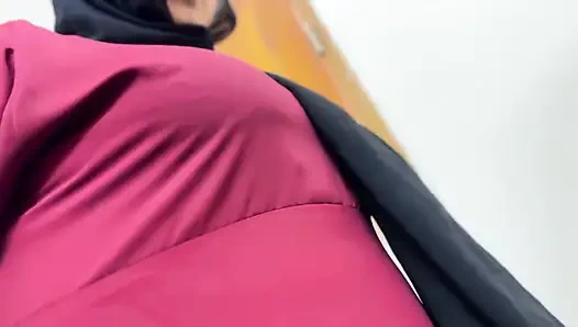 Arap güzel otel hizmetçisi odamı temizliyor ve büyük götünü ve büyük göğüslerini görüyorum