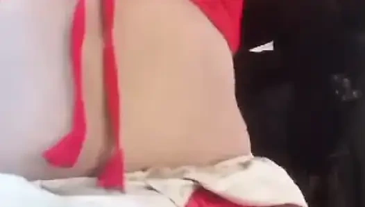 Erkek arkadaşıma ateşli bir elbise içinde genç götümü gösterdim.