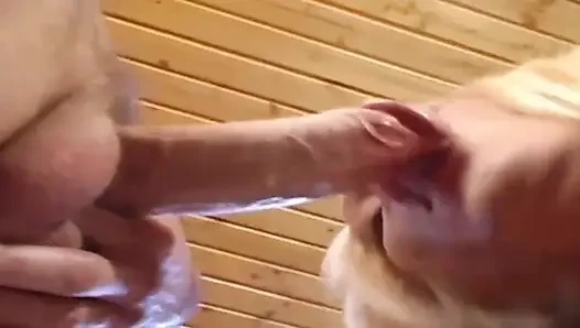 Sarışın hatun ıslak eylemde zonklayan yarakla genişliyor