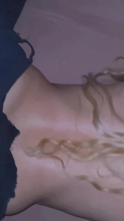 Захватывающий момент из "Белой девушке с большой шикарной задницей порвали штаны перед трахом большим черным членом"