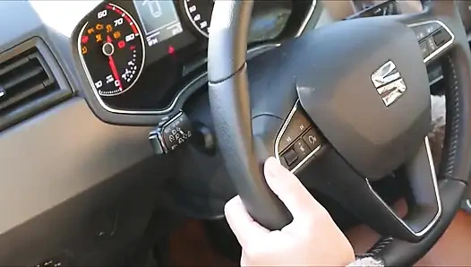 Pedal pompalıyor açık havada teşhir ve parmakla sikiş