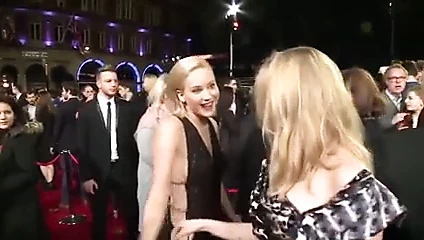 Jennifer lawrence ve natalie dormer öpücüğü