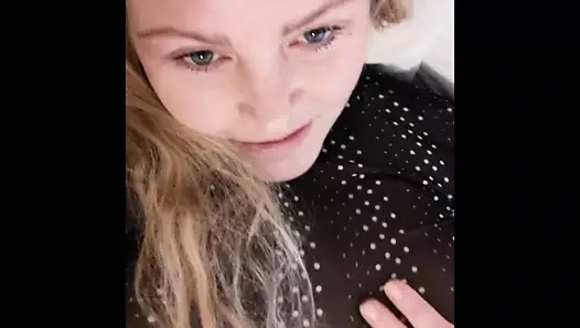 Büyük doğal memeler üzerinde bir ince göt sarışın bbw olgun