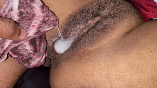 Hintli bakire kız amına boşalıyor