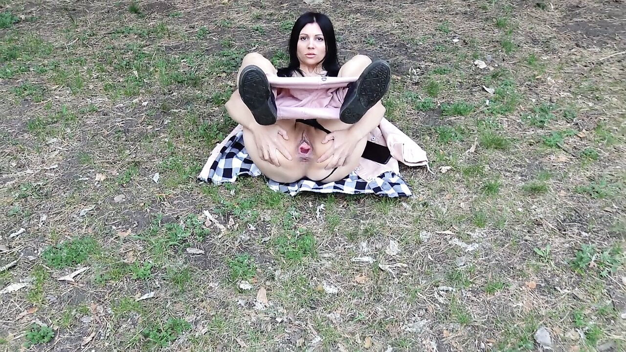 Ormanda ağzı açık kedi.
