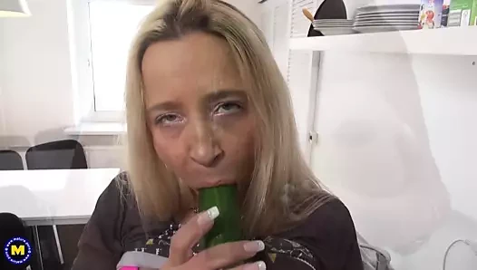 Busty anne onu kedi salata yapar