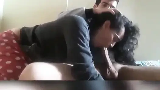 Her geldiğinde sütümü elde edene kadar onu emdiriyorum