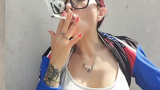 Sigara içme ve güzel Lavinia ile yeni bir rahatlatıcı mola