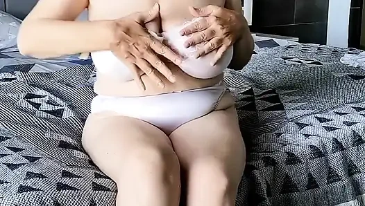 Sıcak GILF sizi devasa kıyafetlerle takılıyor ve olgun olduğunu göstermek için ipek beyaz iç çamaşırını çıkarıyor