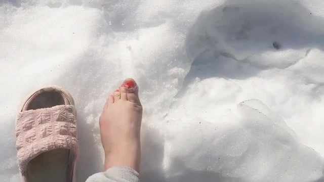 Karda çıplak ayakla yürüyorum, kar ayak parmaklarımın altında çıtırtılıyor.