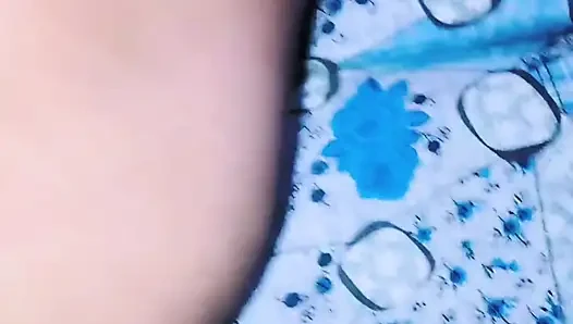 Elini karısının amına soktu ve amcığı patladı.