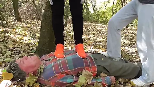 Gonzo Fetiş kızlar köleleri ezmek