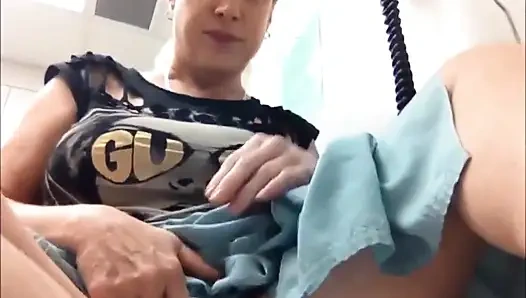 Doktor beni odasında mastürbasyon yaparken yakalıyor