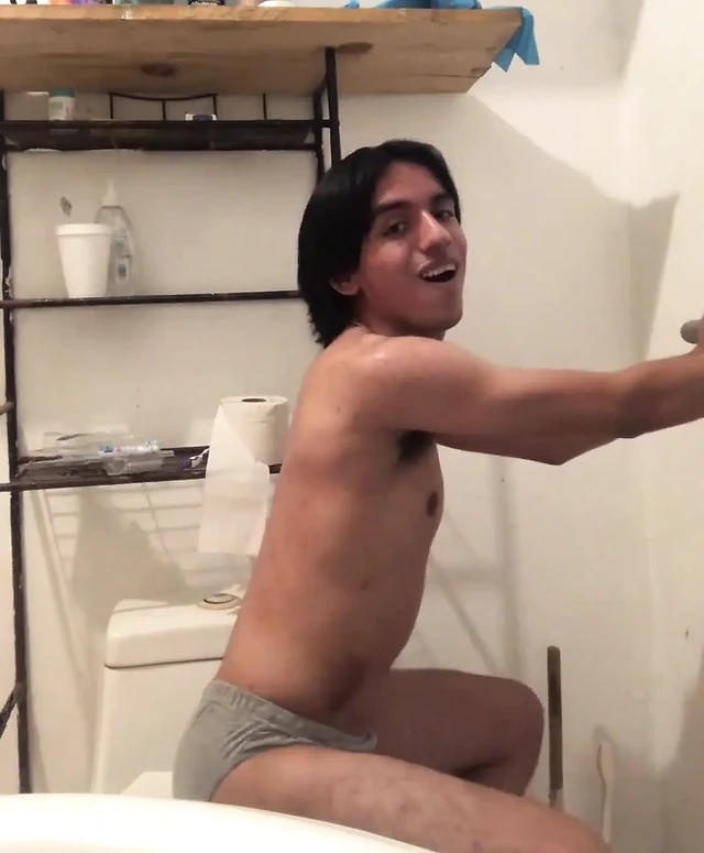 Vibratörümü ve dildomu deniyorum