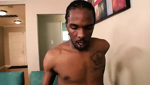 Sarışın hatun siyah yarağı emiyor