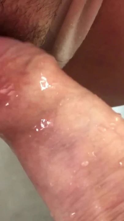 Позволь мне пописать на твой хуй, прежде чем я сяду на него