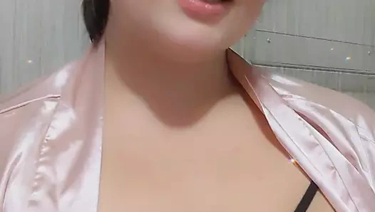 Hem siyah hem de beyaz dildolarımla amımı sikiyorum