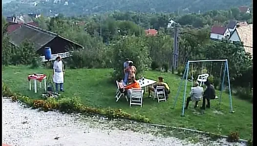 Olgun Alman fahişeler ateşli açık havada grup sekste yarak paylaşıyor