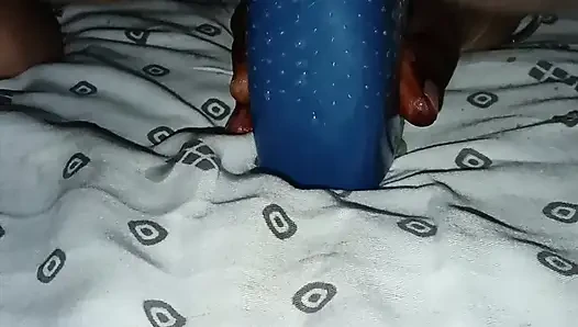 Şişeyi derine sokuyor