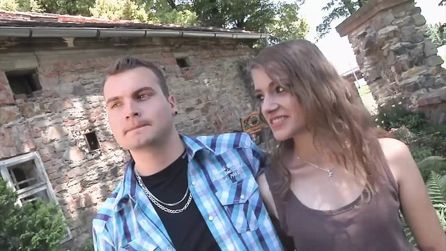 Чувак наблюдает, как его подругу жестко трахает другой чувак