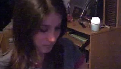 Genç büyük memeli amatör esmer oynama ile ona büyük memeler