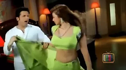 Yeşil sari içinde Ayesha takia göbek