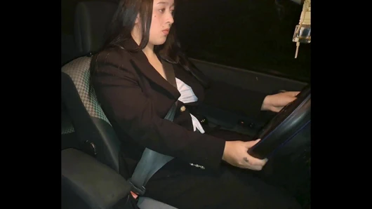 Evli kadın iş gezisinde arabada açık havada mastürbasyon yaparken yakalandı